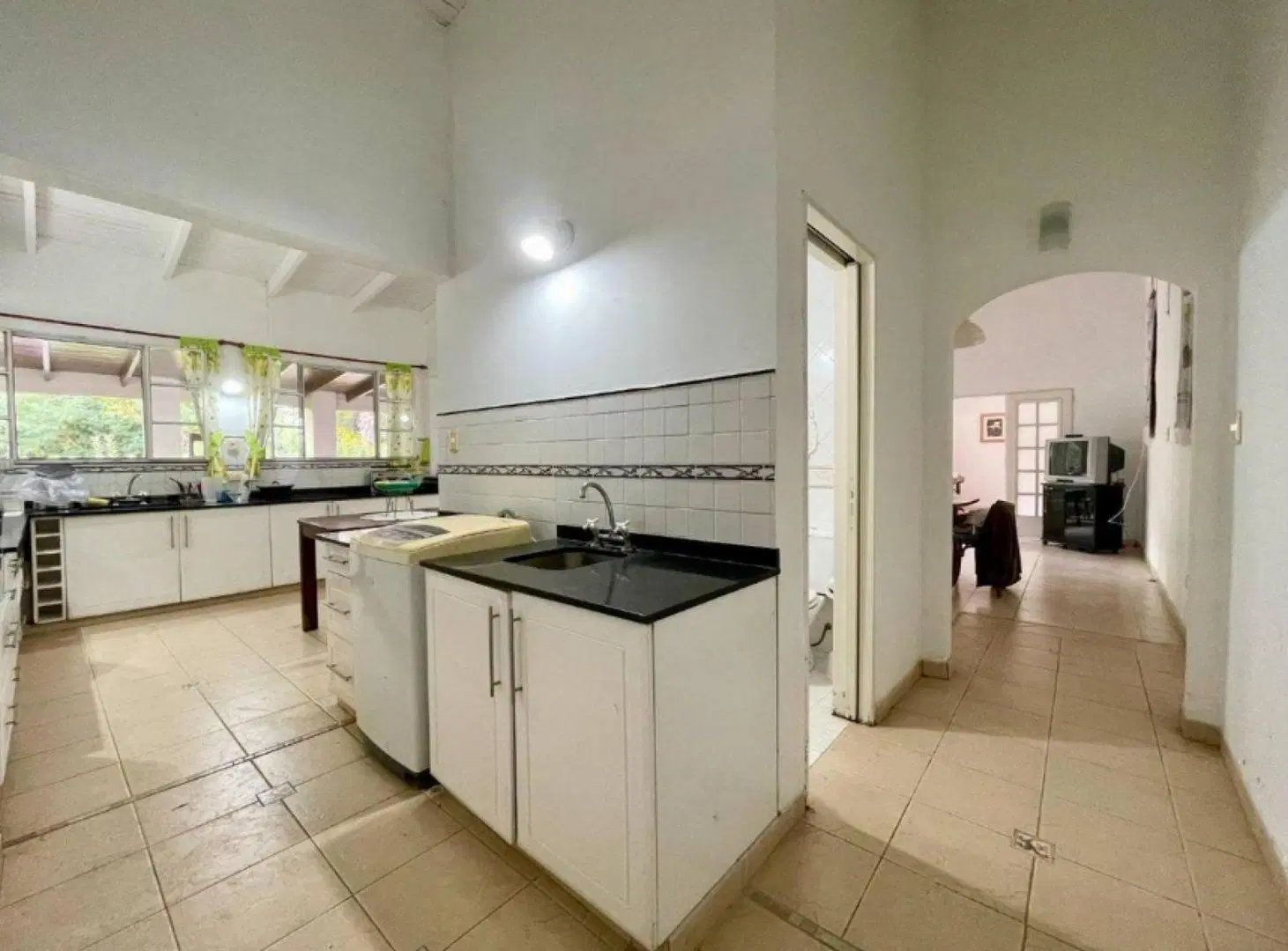 Casa quinta en venta - 3 dormitorios 3 baños - 2200mts2 - Los Hornos 5