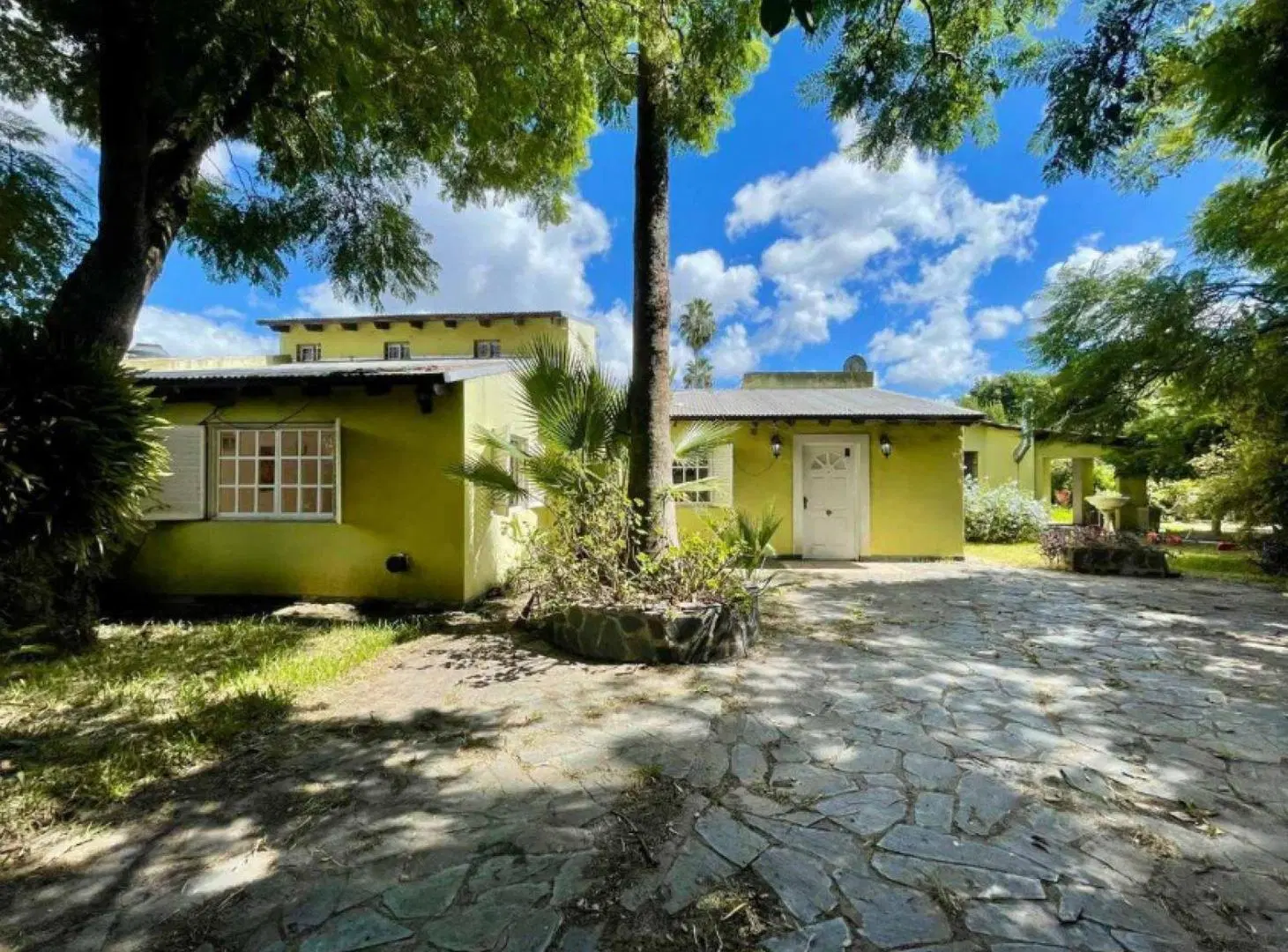 Casa quinta en venta - 3 dormitorios 3 baños - 2200mts2 - Los Hornos 4