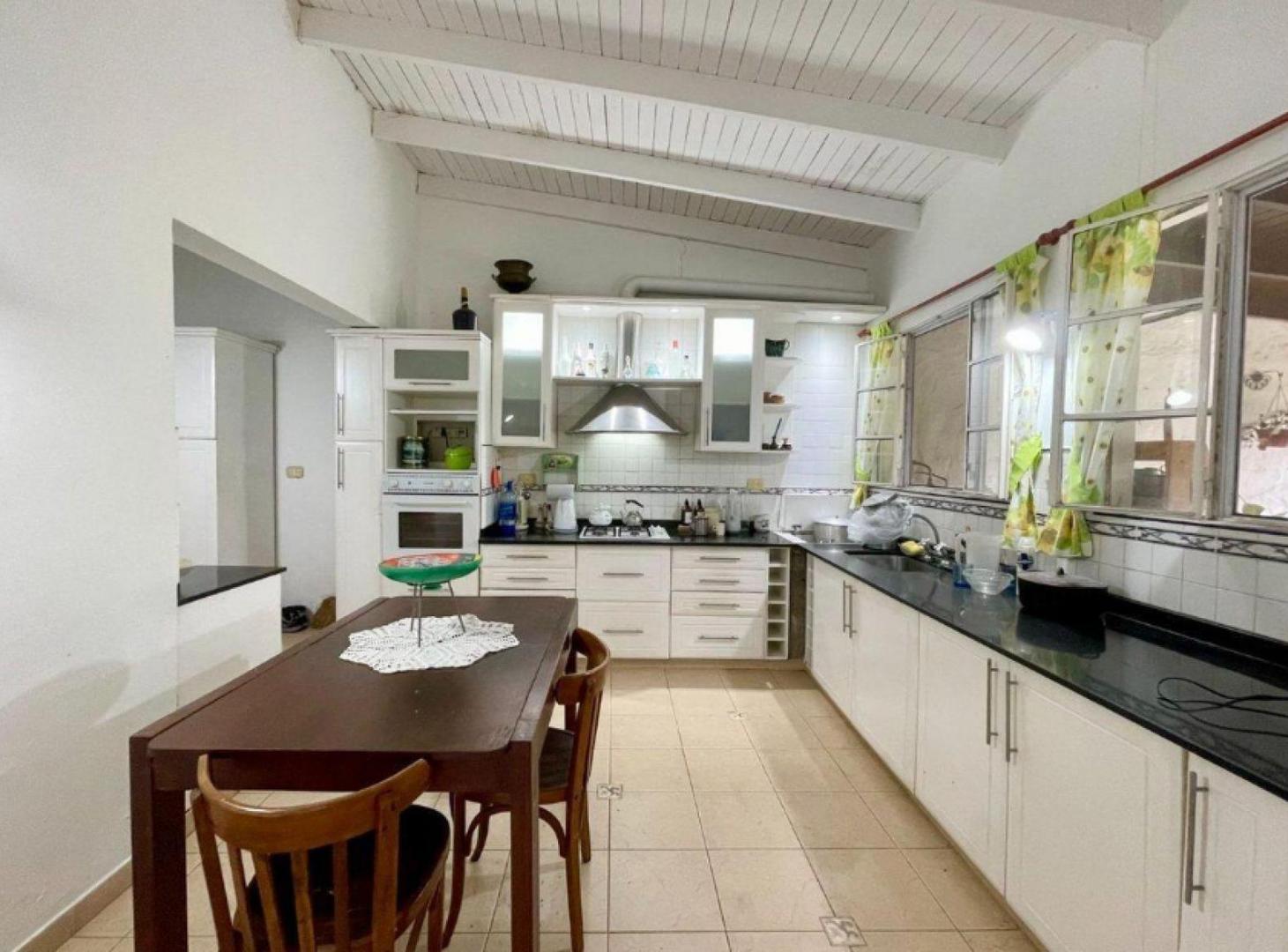 Foto de Casa quinta en venta - 3 dormitorios 3 baños - 2200mts2 - Los Hornos, imagen 1