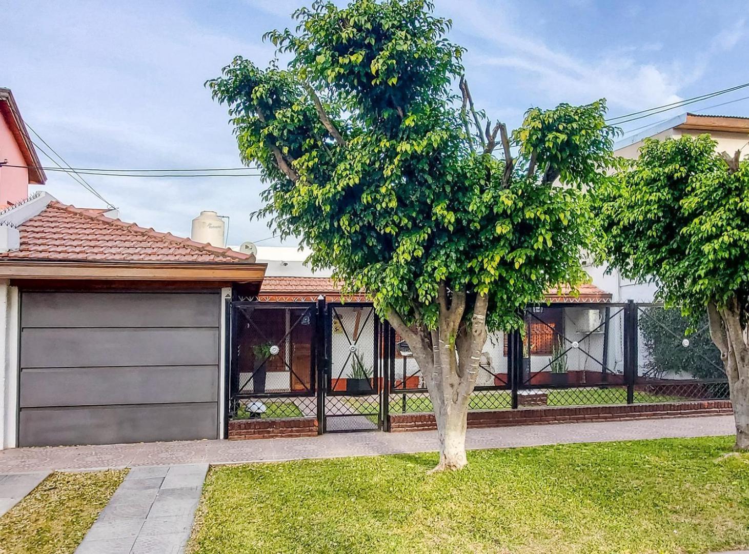 Casa en venta - 3 Dormitorios 4 Baños - Almirante Brown