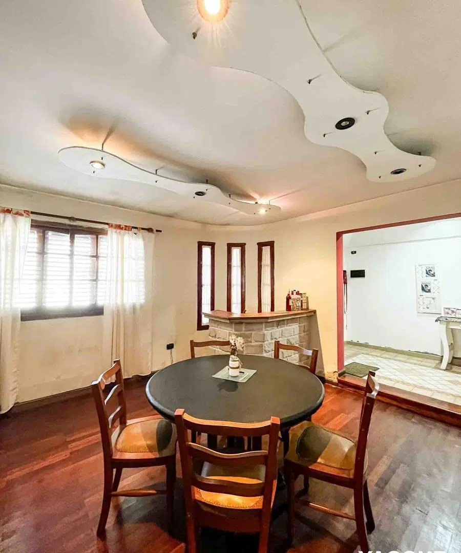 Casa en venta - 3 Dormitorios 3 Baños - 267mts2 - Cochera - Tolosa 3