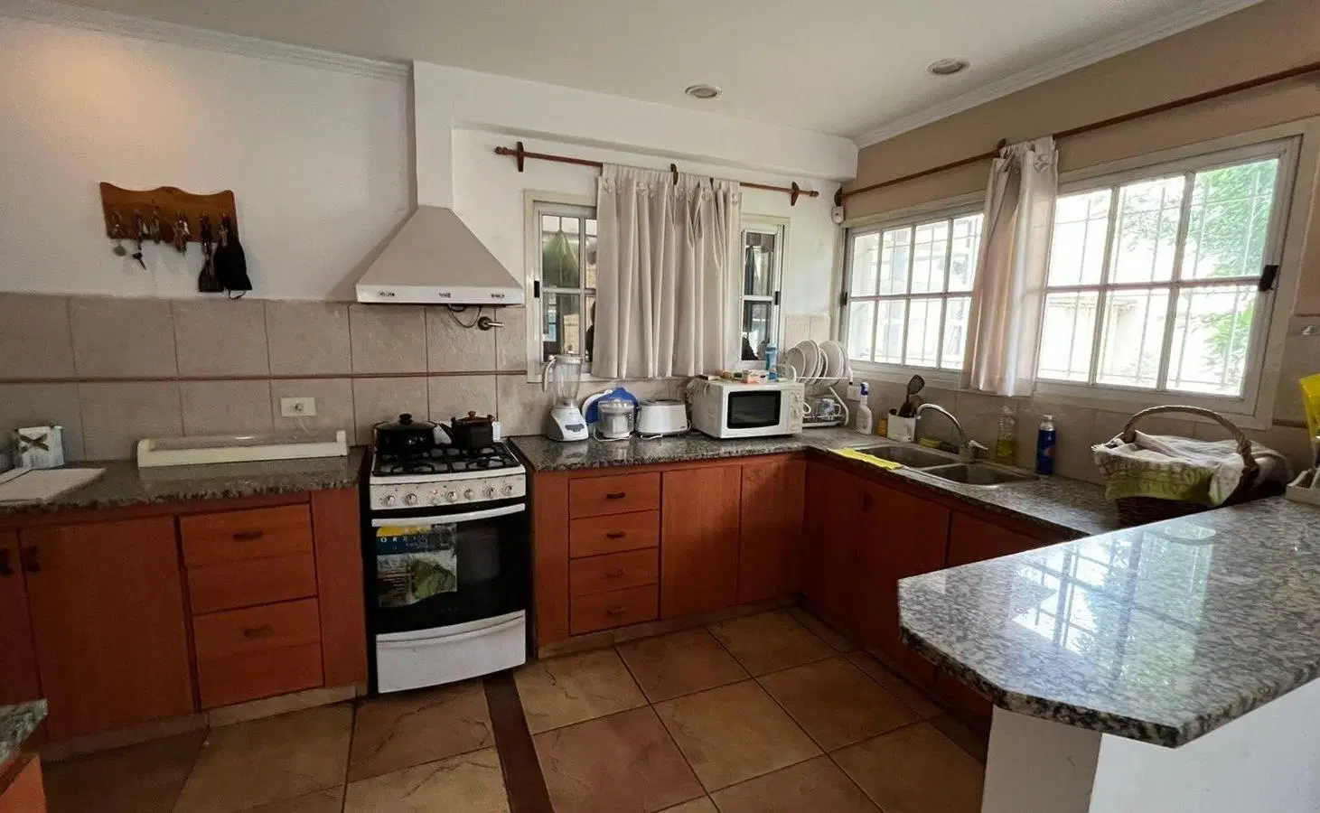 Casa en venta - 3 Dormitorios 2 Baños - Cochera - 291Mts2 - Mercedes 5