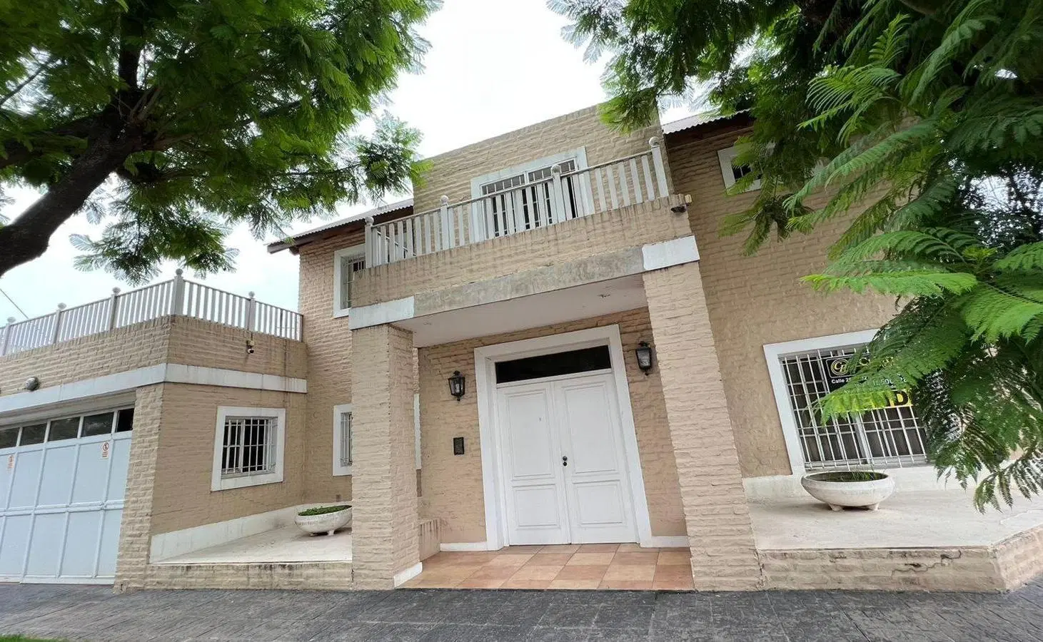 Casa en venta - 3 Dormitorios 2 Baños - Cochera - 291Mts2 - Mercedes 3