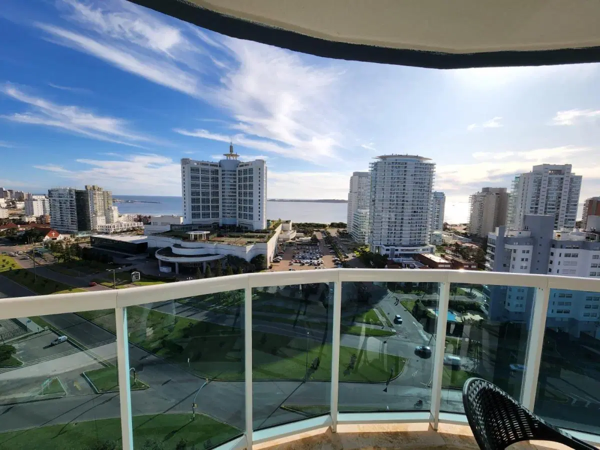 Departamento en venta - 2 dormitorios 3 baños - Cochera - 122mts2 - Playa Mansa, Punta del Este 3