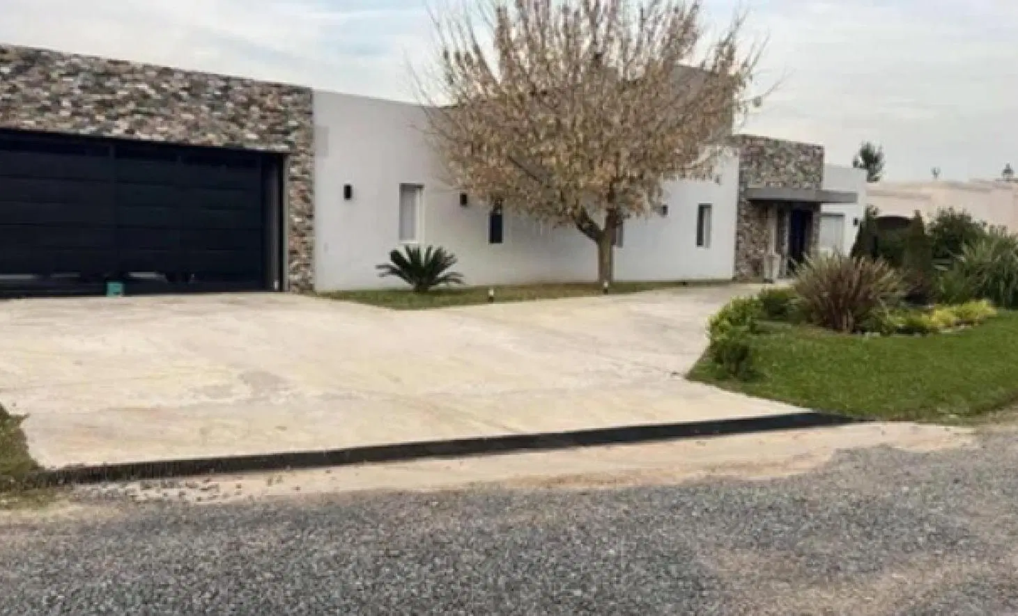 Casa en venta - 3 Dormitorios 4 Baños - Luján 5