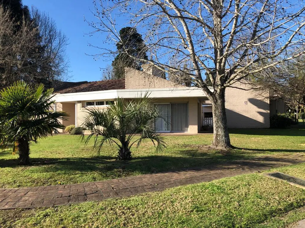 Casa en venta - 3 Dormitorios 3 Baños - Cochera - 1.044Mts2 - Berazategui 3