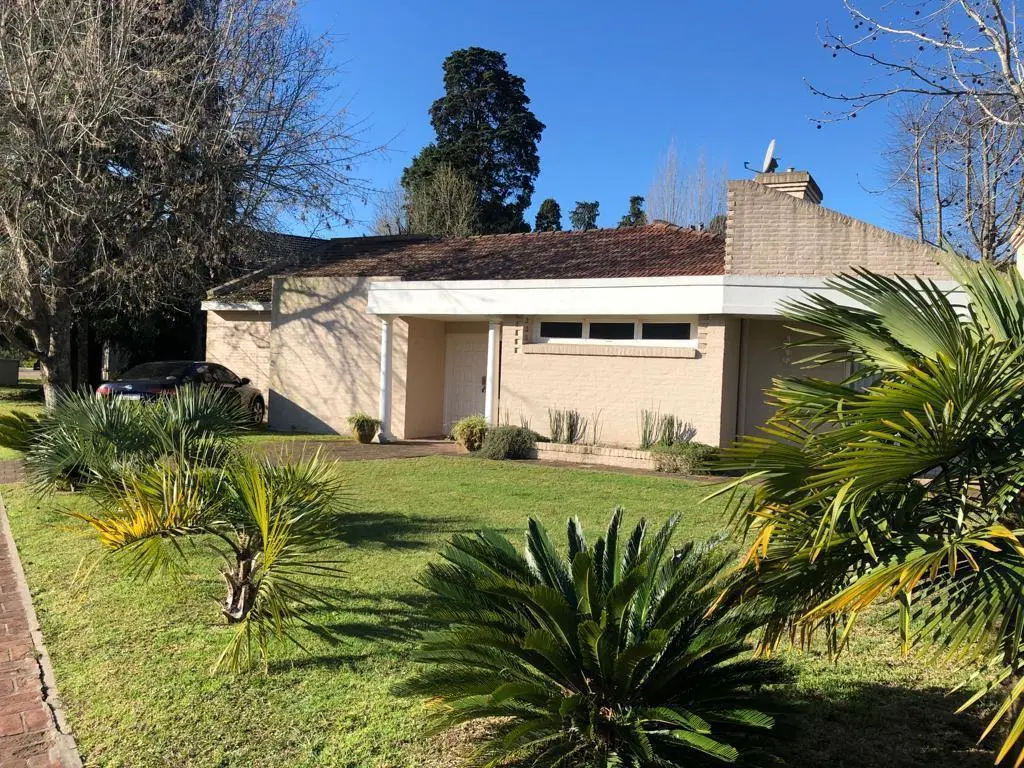 Casa en venta - 3 Dormitorios 3 Baños - Cochera - 1.044Mts2 - Berazategui 5
