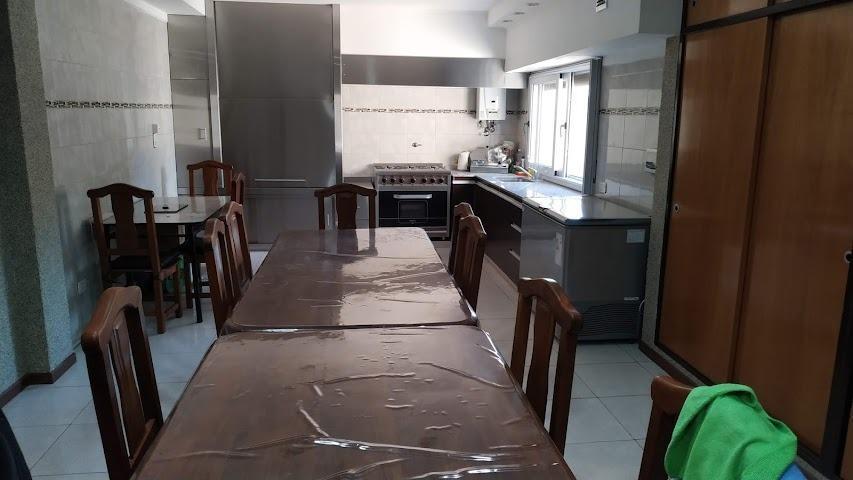 Foto de Casa en venta - 4 dormitorios 3 baños patio terraza - 265mts2 - Pompeya, imagen 5