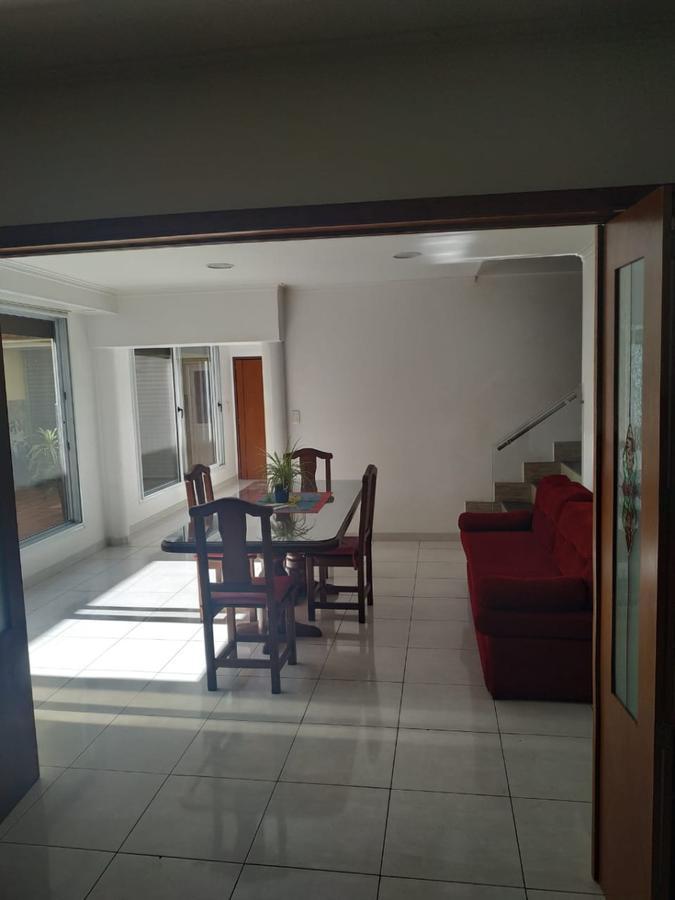 Foto de Casa en venta - 4 dormitorios 3 baños patio terraza - 265mts2 - Pompeya, imagen 4