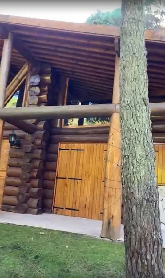 Casa alquiler TEMPORARIO ENERO-3dormitorios -4 baños -1300mts2 totales - Carilo 2