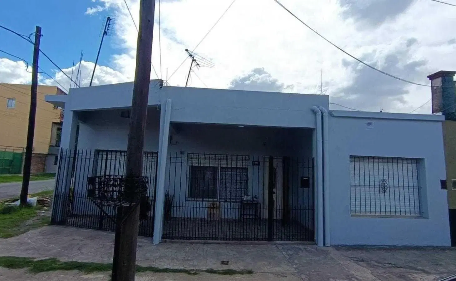 Casa en venta - 3 Dormitorios 2 Baños - Cochera - 212Mts2 - Berazategui Oeste 5