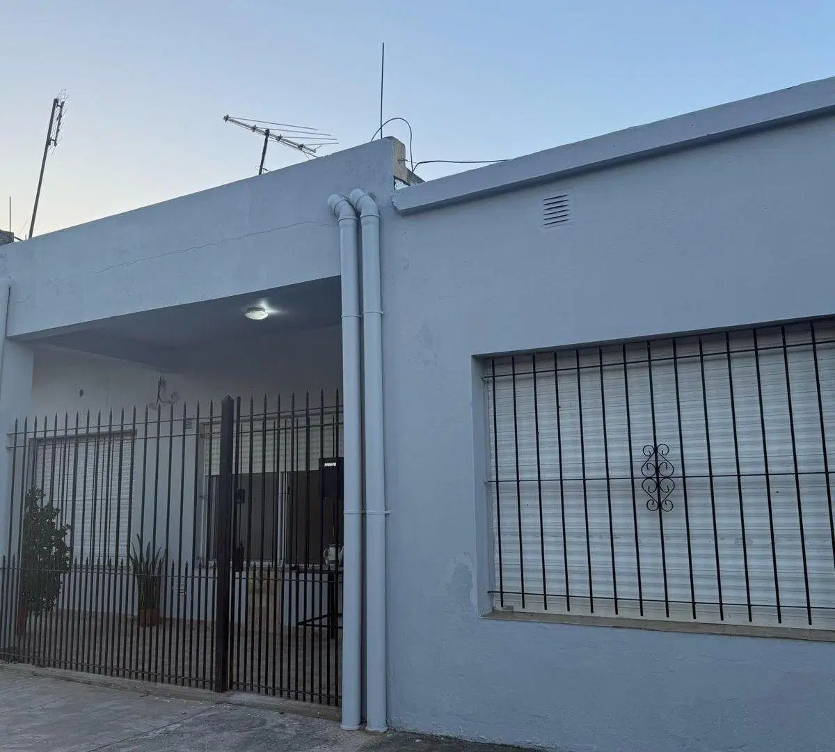 Casa en venta - 3 Dormitorios 2 Baños - Cochera - 212Mts2 - Berazategui Oeste 2