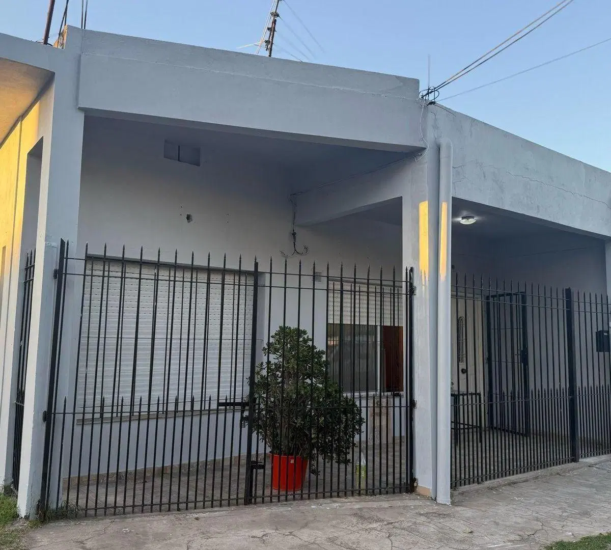 Casa en venta - 3 Dormitorios 2 Baños - Cochera - 212Mts2 - Berazategui Oeste 1