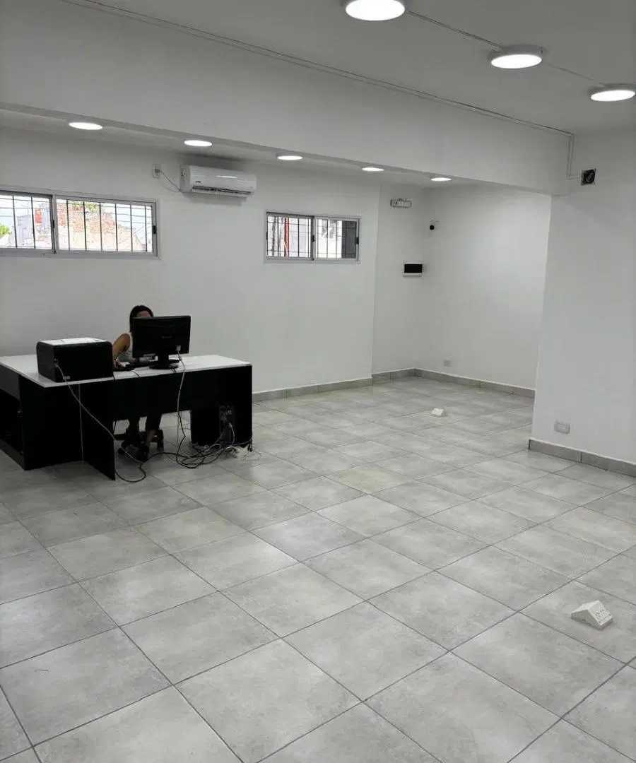 Depósito en venta - Oficinas - Baños - 640Mts2 - 3 de Febrero 3