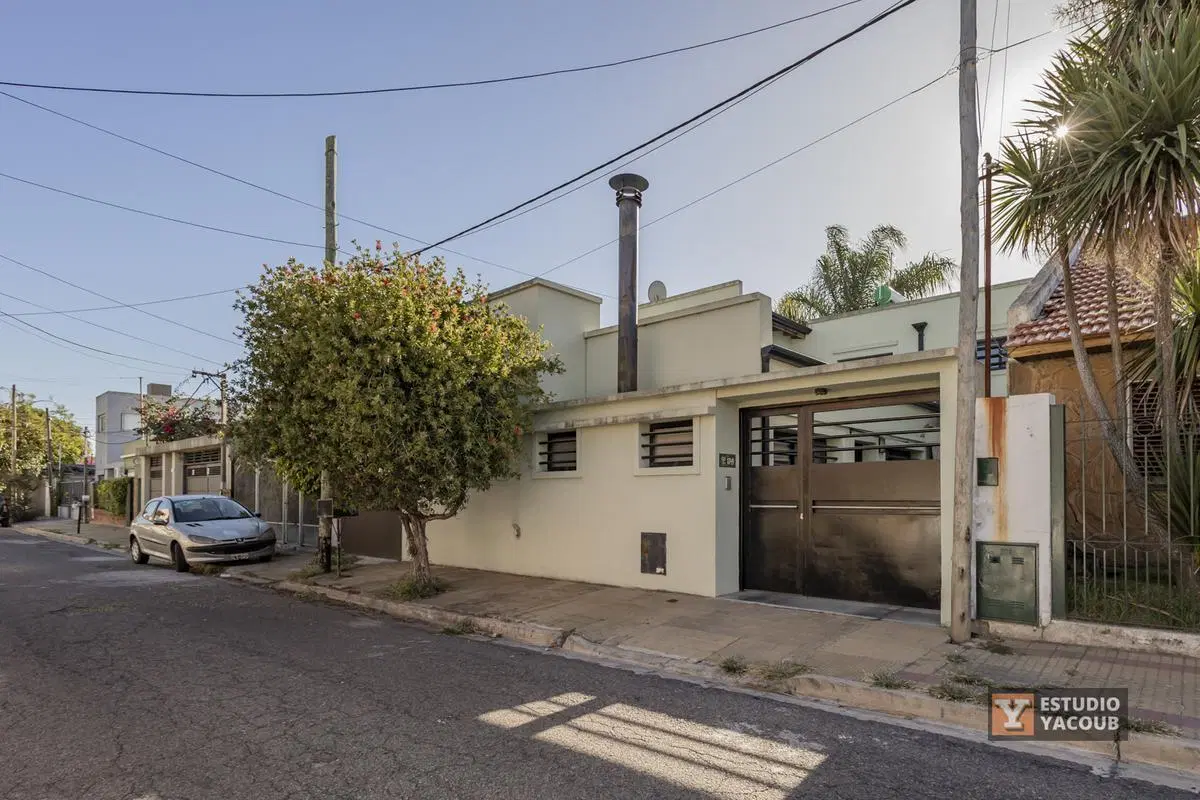 Casa venta - 4 dormitorios 2 baños - cocheras - pileta - 150Mts2 - Tolosa, La Plata 1