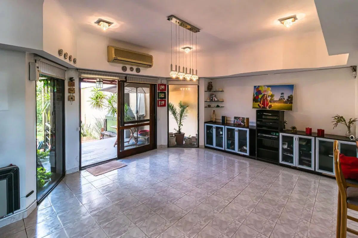 Casa en venta - 4 Dormitorios 3 Baños - City Bell 4