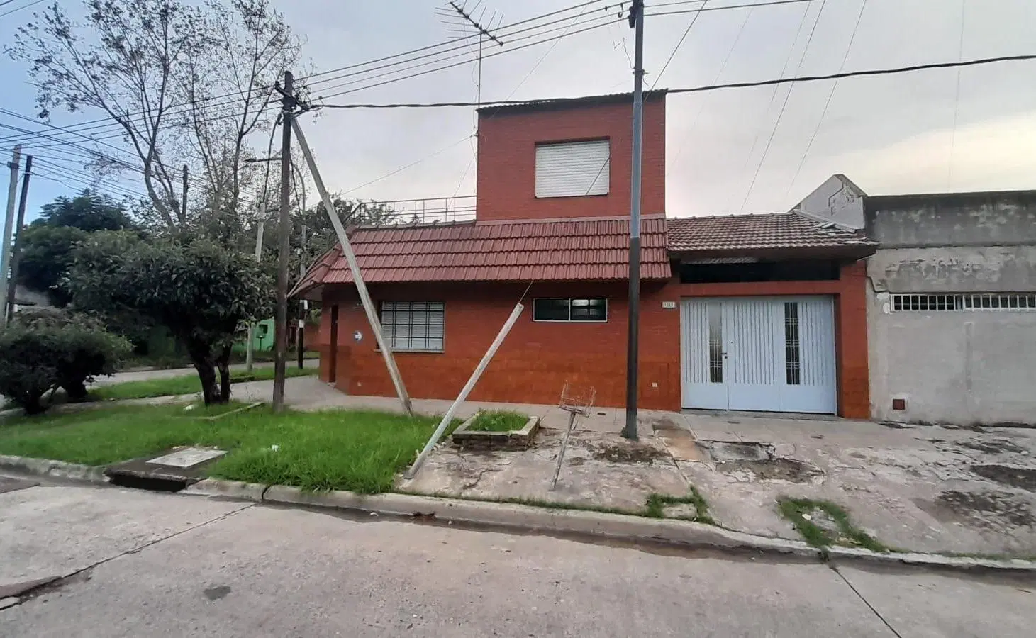 Casa en venta - 2 Dormitorios 1 Baño - Cochera - 181Mts2 - Lanús 5