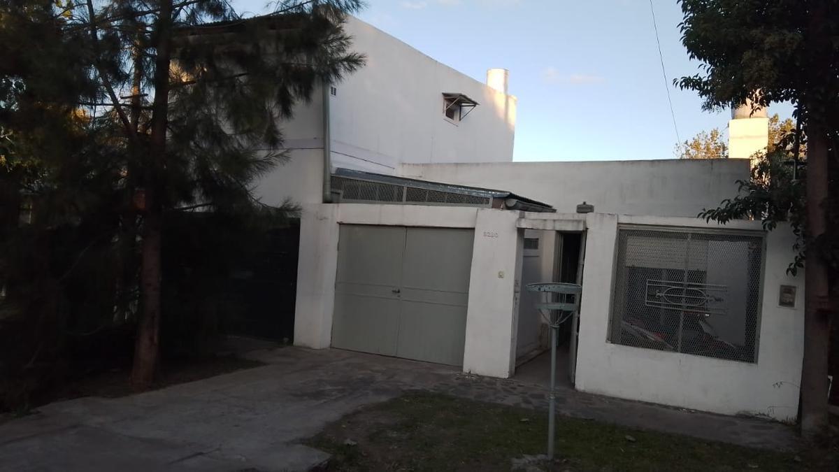 Casa en venta - 4 Dormitorios 2 Baños - Cocheras - 300Mts2 - Lisandro Olmos Etcheverry, La Plata