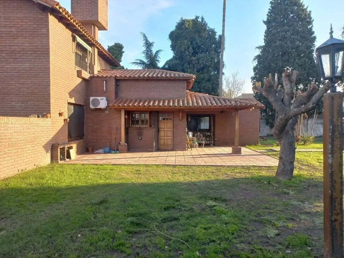 Casa en venta - 4 Dormitorios 3 Baños - Cochera - 1600Mts2 - Luis Guillón, Esteban Echeverría 5