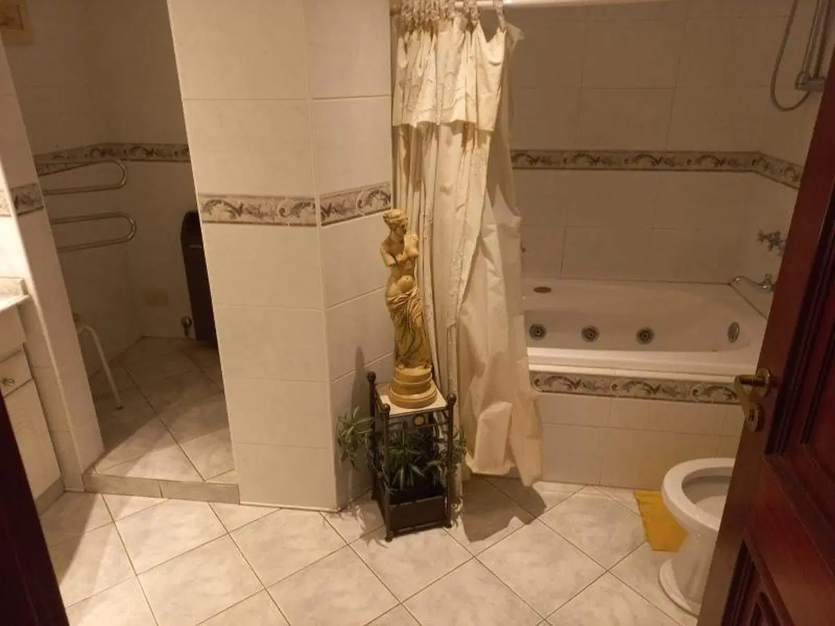 Casa en venta - 4 Dormitorios 3 Baños - Cochera - 1600Mts2 - Luis Guillón, Esteban Echeverría 3
