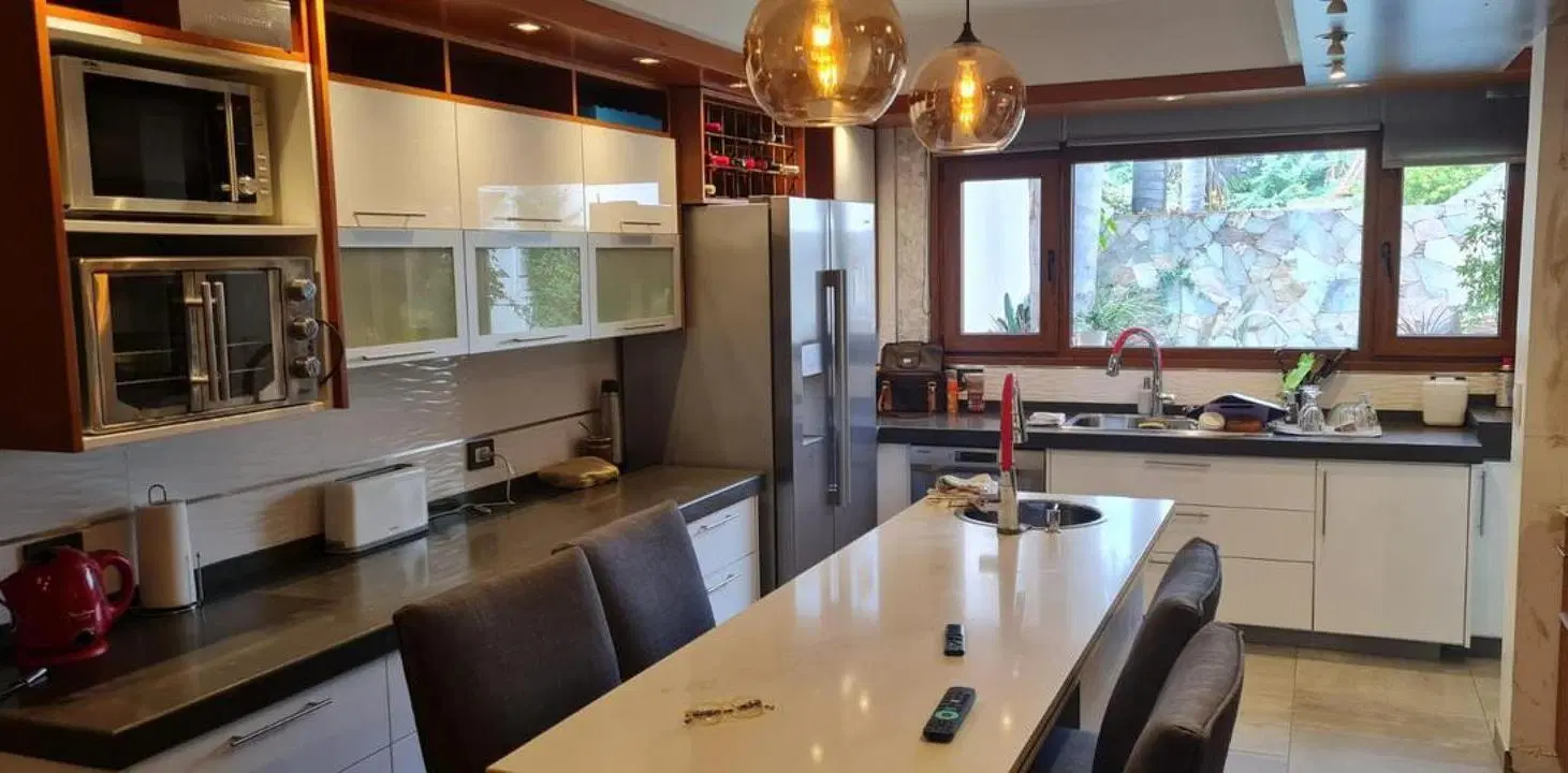 Casa en venta - 3 Dormitorios 2 Baños - Cocheras - 270Mts2 - Castelar 3