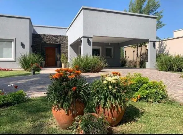 Casa en venta - 3 Dormitorios 3 Baños - Miralagos 5