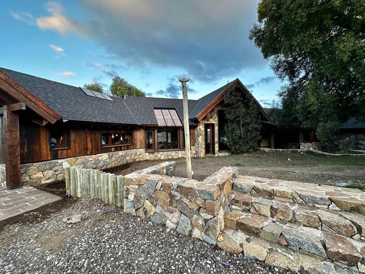 Casa en venta - 4 Dormitorios 2 Baños - Cocheras - 2.450Mts2 - San Martín de Los Andes 2