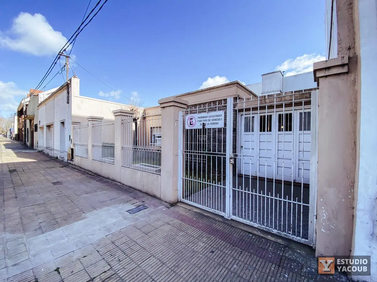 Casa en venta - 4 dormitorios 2 baños - Cocheras - 209mts2 - Tolosa, La Plata 2