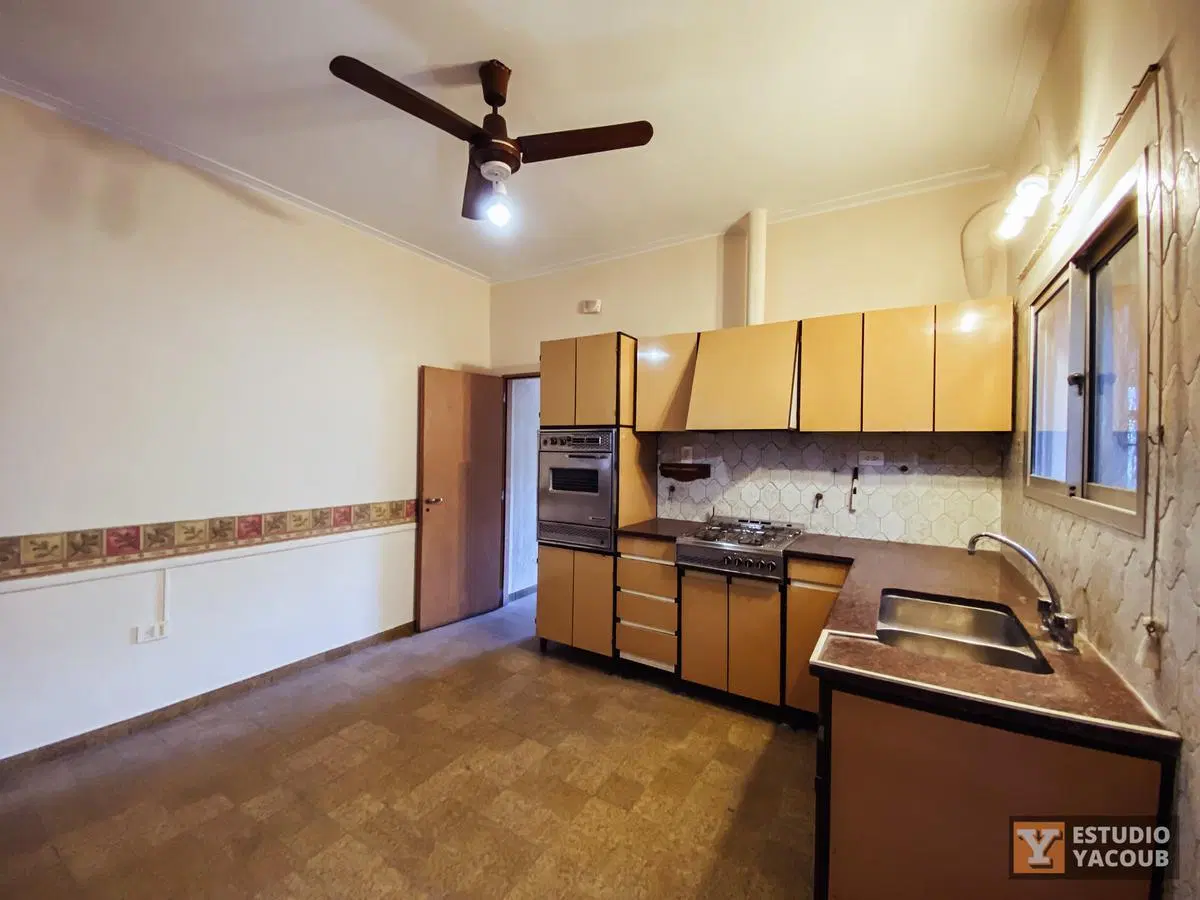 Casa en venta - 4 dormitorios 2 baños - Cocheras - 209mts2 - Tolosa, La Plata 5