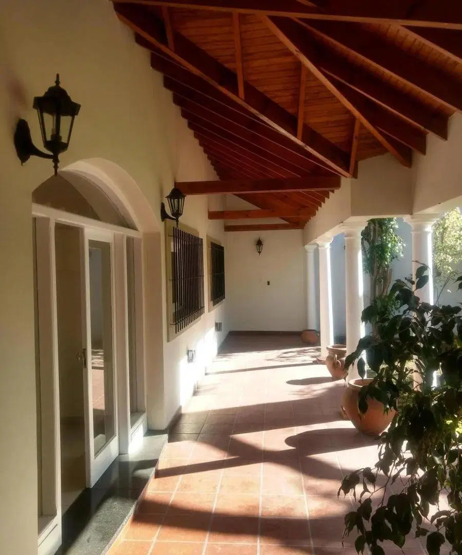 Casa en venta - 5 Dormitorios 4 Baños - City Bell 5