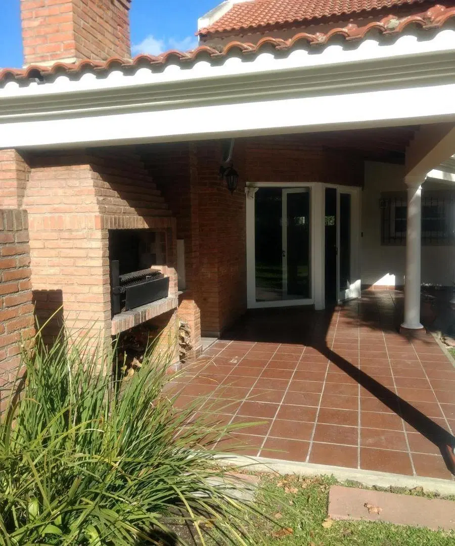 Casa en venta - 5 Dormitorios 4 Baños - City Bell 3