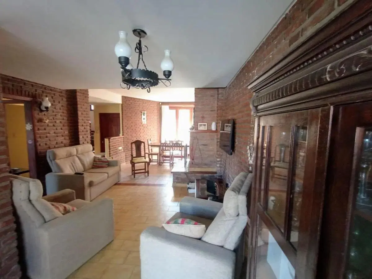 Casa en venta - 4 Dormitorios 3 Baños - Cochera - 250Mts2 - Balcarce 3