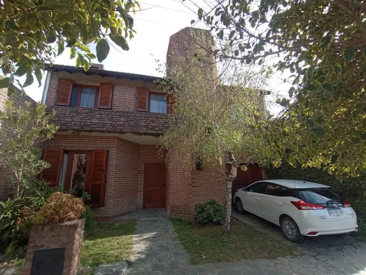 Casa en venta - 4 Dormitorios 3 Baños - Cochera - 250Mts2 - Balcarce 2