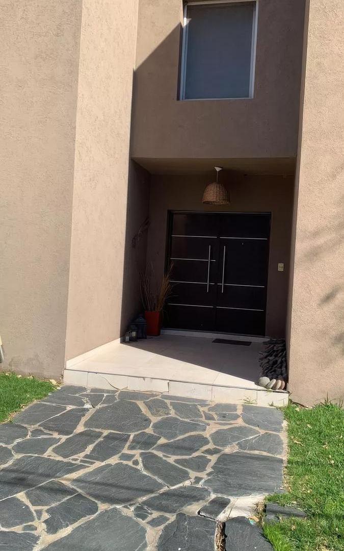 Casa en venta - 4 Dormitorios 4 Baños - Cochera - 760Mts2 - Loma Verde, Escobar
