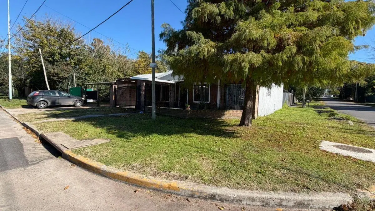 Casa en venta - 2 Dormitorios 1 Baño - Berazategui 5