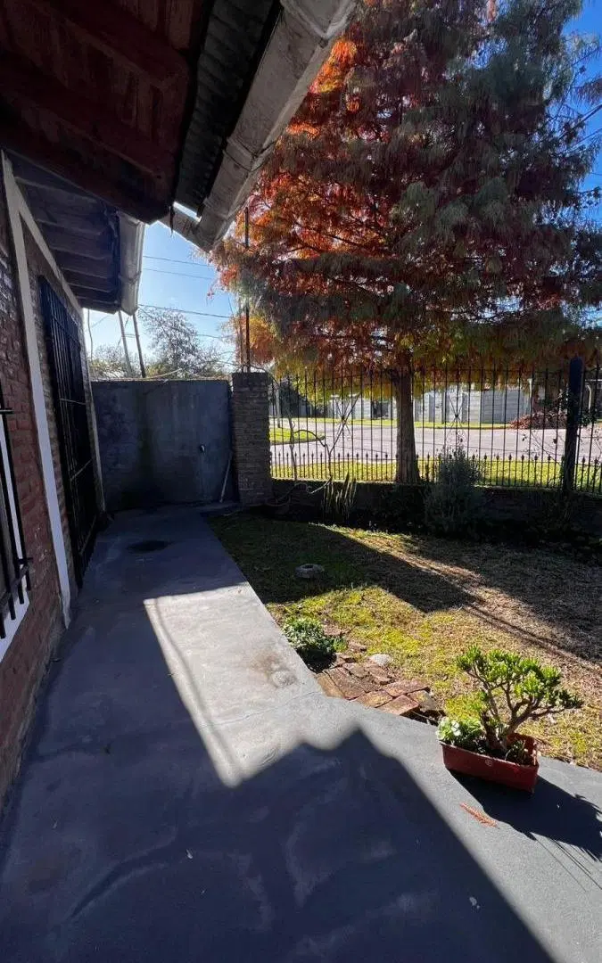 Casa en venta - 2 Dormitorios 1 Baño - Berazategui 4