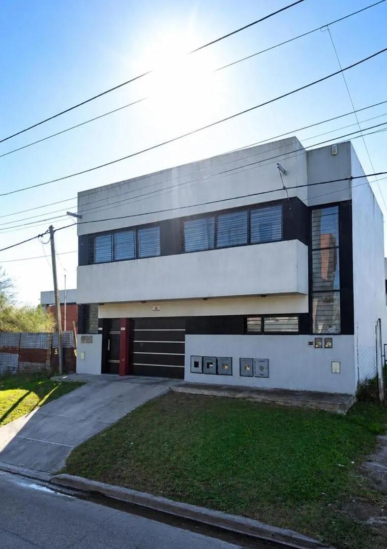 Casa en venta - 2 Dormitorios 2 Baños - Los Hornos