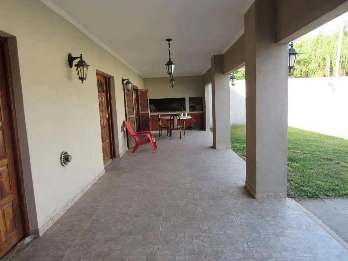 Casa en venta - 2 Dormitorios 1 Baño - 363mts2 - Chivilcoy 2