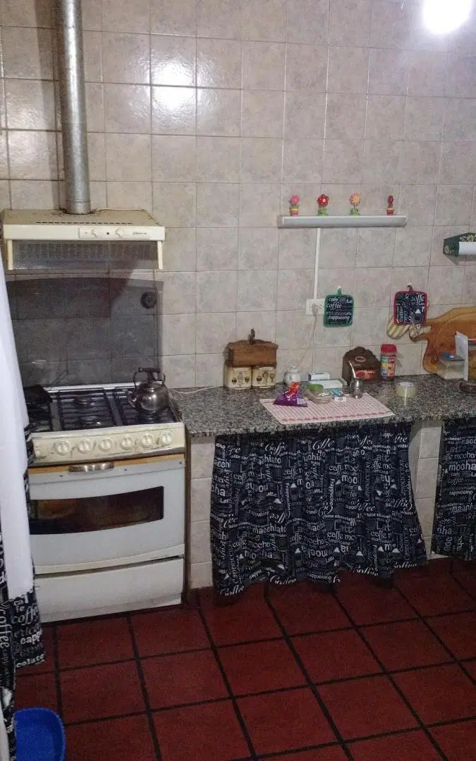 Casa en venta - 2 Dormitorios 1 Baño - Cocheras - 220Mts2 - Merlo 2