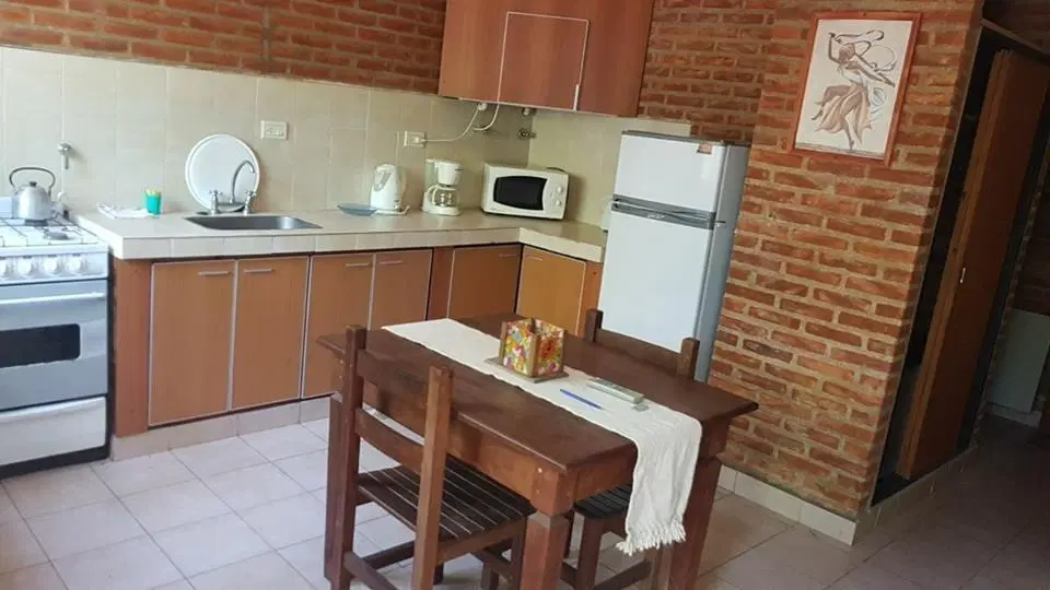Casa venta 5 dormitorios 2 baños 1 cochera 700 mts2 totales - Costa Del Este 5