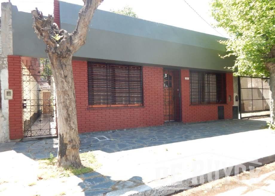 Casa en venta - 4 dormitorios 3 baños - quincho con parrilla -160mts2- Quilmes