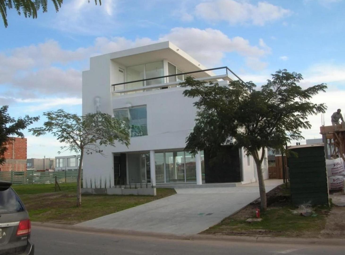 Casa en venta - 4 Dormitorios 5 Baños - Nordelta