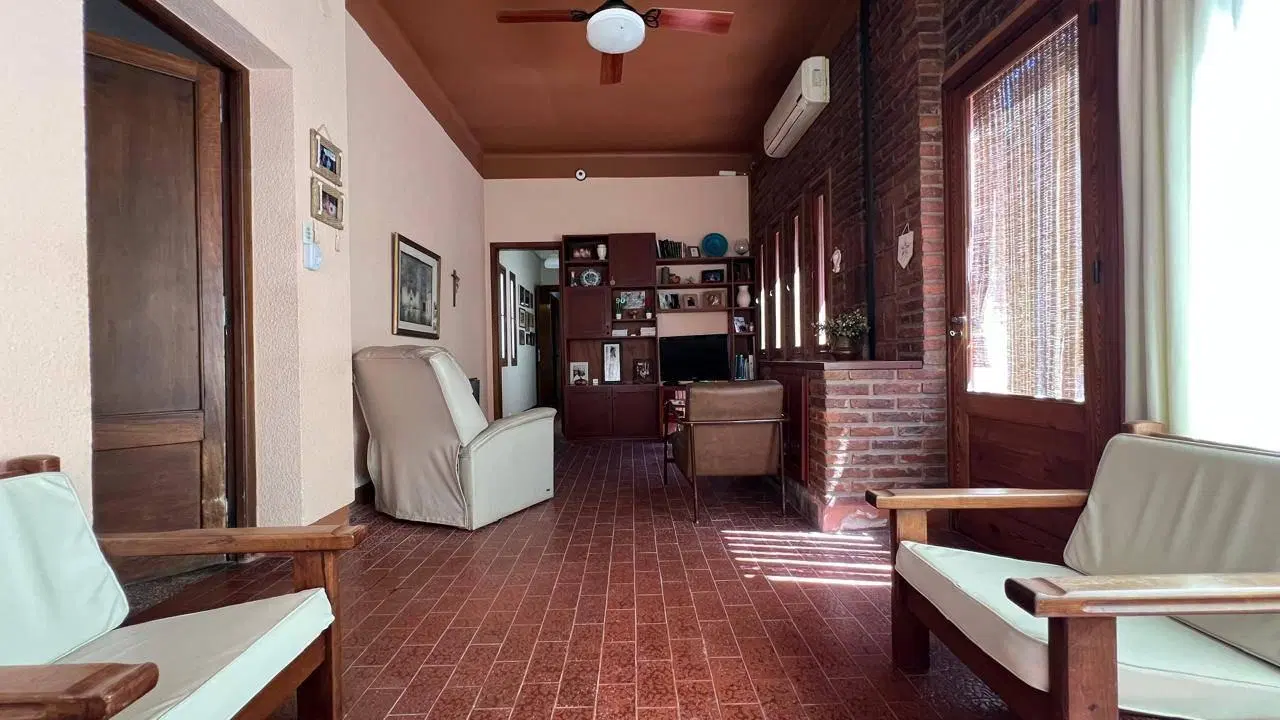Casa en venta - 3 Dormitorios 2 Baños - Cochera - 352Mts2 - Mercedes 4