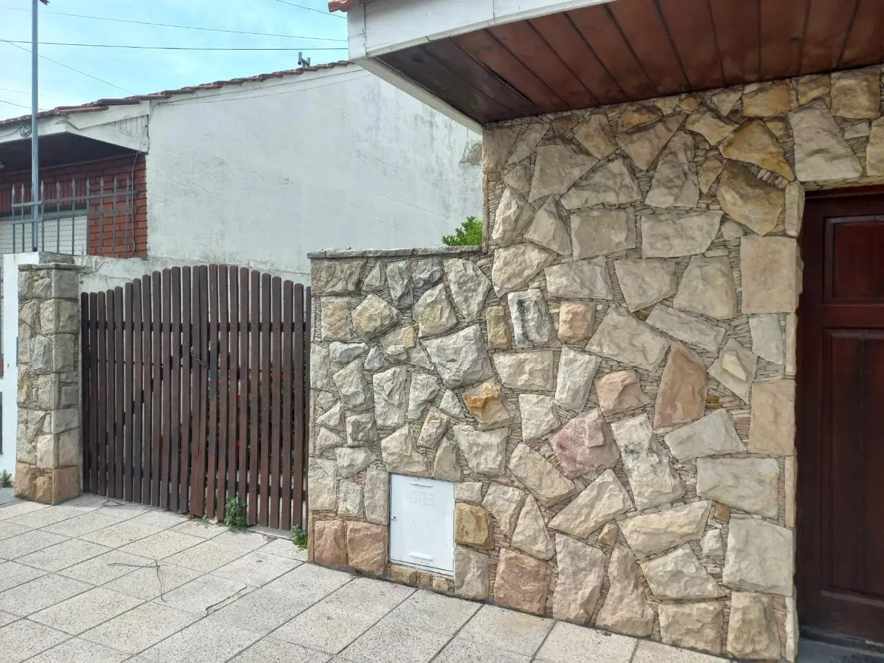 Casa en venta - 3 Dormitorios 2 Baños - Cochera - 200Mts2 - Necochea 2