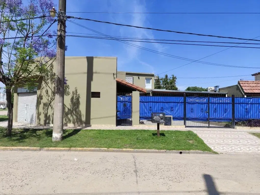 Casa en venta - 3 Dormitorios 4 Baños - Cochera - 251Mts2 - Merlo 5