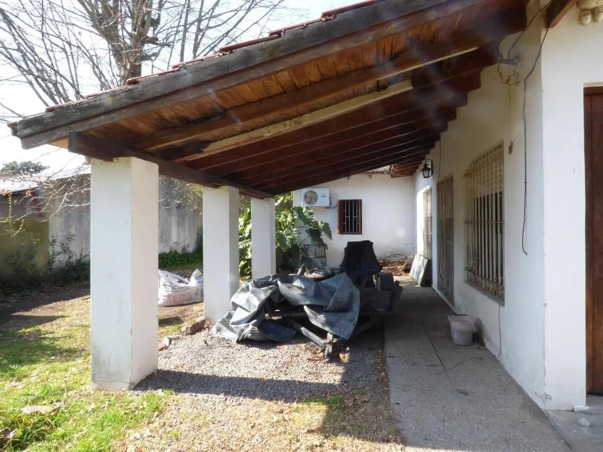 Casa en venta - 3 dormitorios 1 baño - 814.2mts2 - City Bell 3