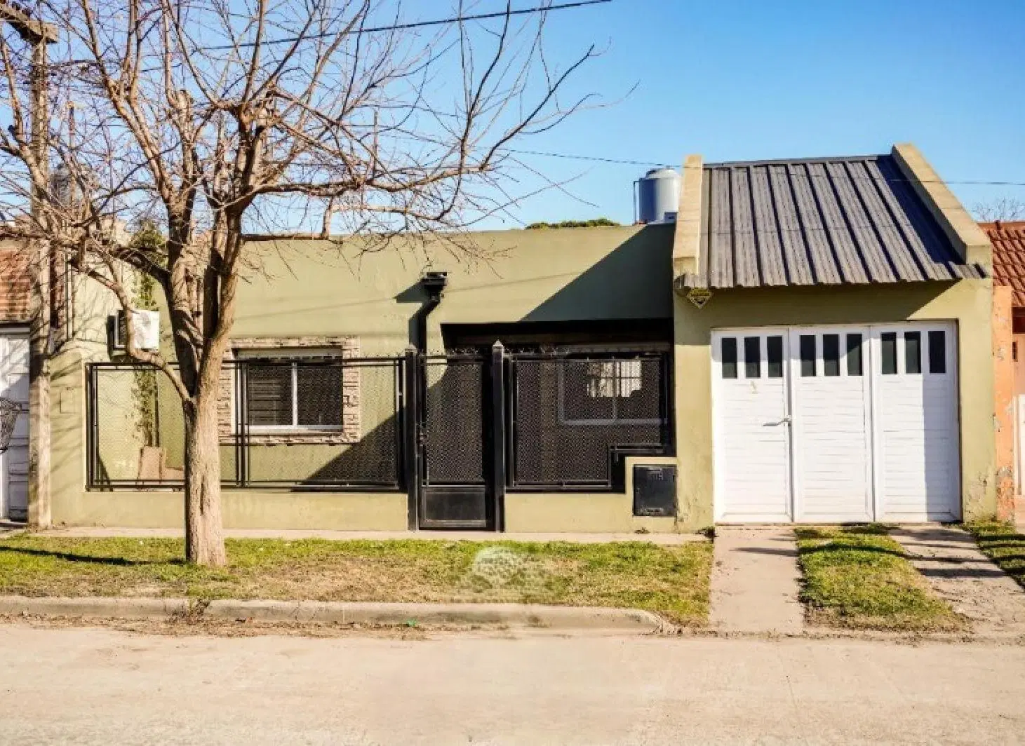 Casa en venta - 3 Dormitorios 2 Baños - Balcarce 4