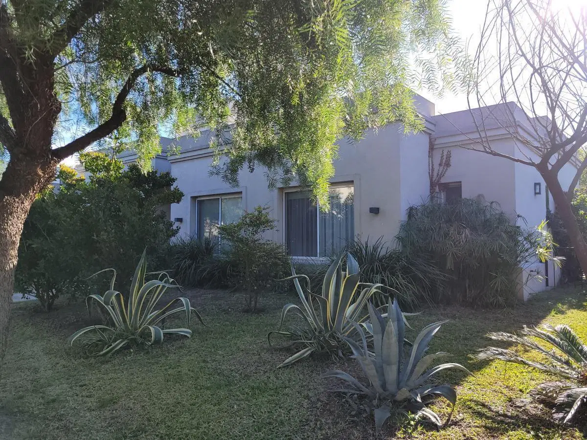 Casa en venta - 4 Dormitorios 3 Baños - Cocheras - 900Mts2 - Buenos Aires Village, Bella Vista 4