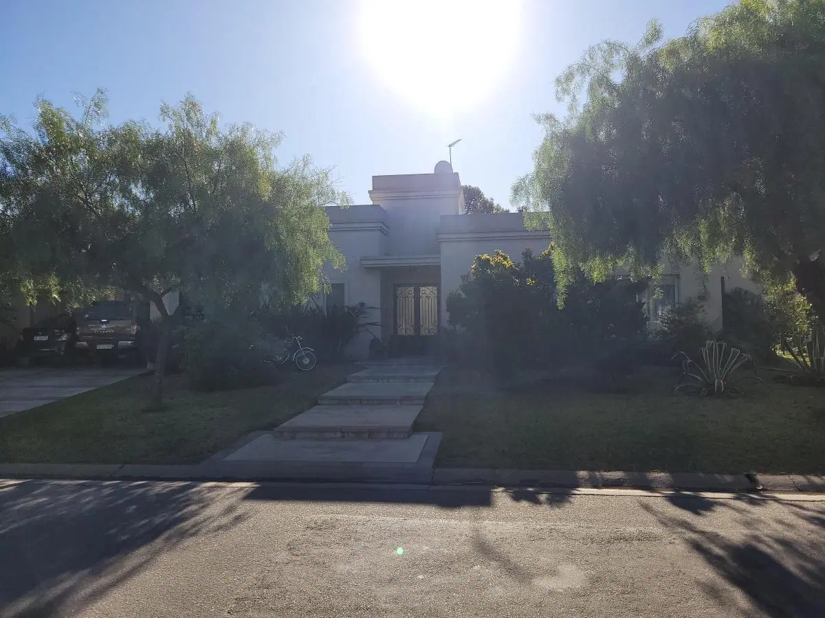 Casa en venta - 4 Dormitorios 3 Baños - Cocheras - 900Mts2 - Buenos Aires Village, Bella Vista 5