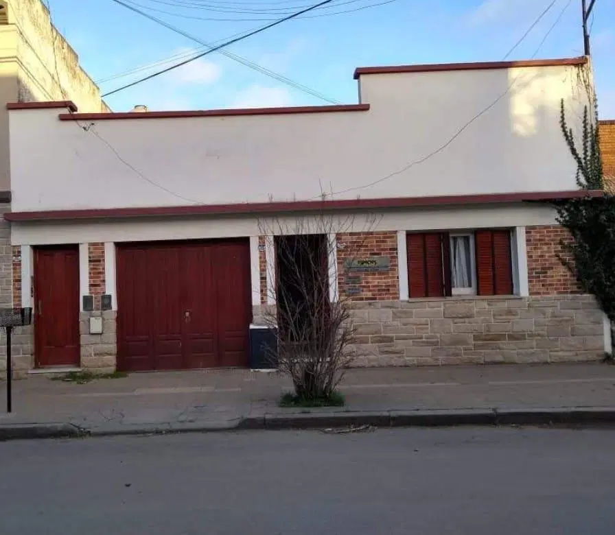 Casas en venta - 5 dormitorios 4 baños - Cocheras - Necochea 1